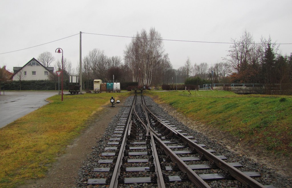 Das Streckenende der Dllnitzbahn in Glossen, vom letzten Wagen (Plattform) aus fotografiert; 02.01.2012