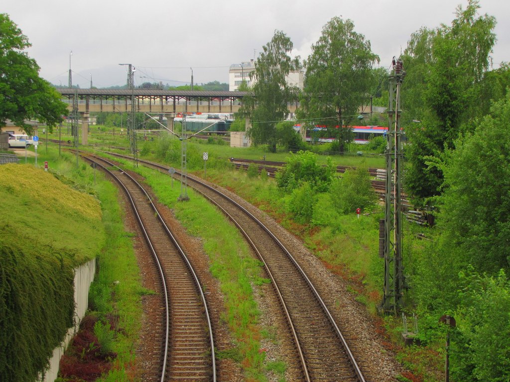 Das Streckengleis aus Mhldorf (Inn) kurz vor dem Bf Freilassing; 27.05.2011