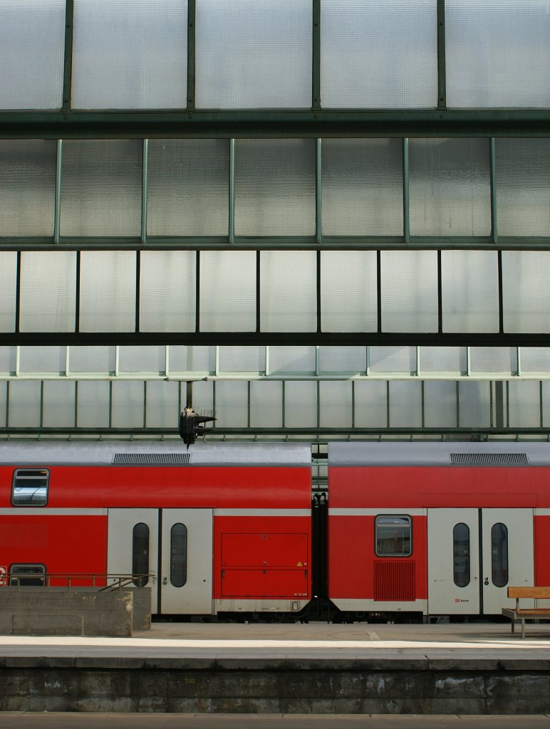 Das ist Stuttgart Hbf: Klare Linien, viel Glas.
15.Mrz 2010