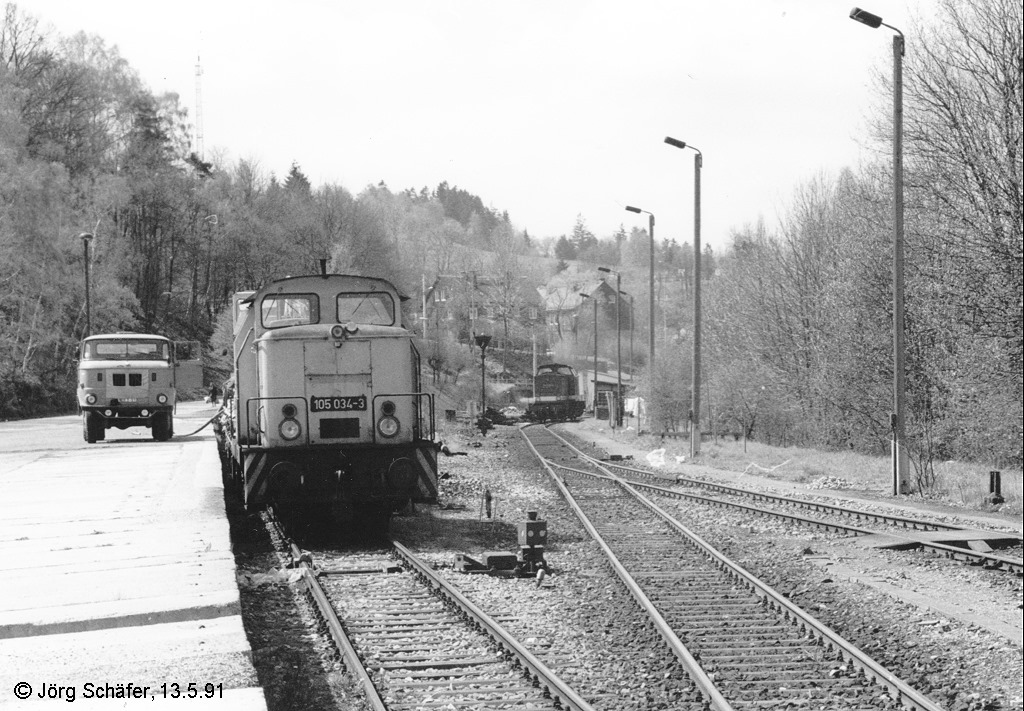 Das sdliche Ende des Kopfbahnhofs Wurzbach am 13.5.91: Links steht die Rangierlok 105 034 (sptere DB-Baureihe 345) und rechts setzt Zuglok 204 790 um.