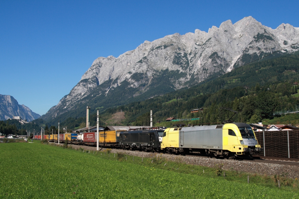 Das Tandem ES 64 U2 012 und ES 64 F4 092 befrdern fr TX Logistik den TEC 43101 Richtung Tauern. Pfarrwerfen, 07.09.2012