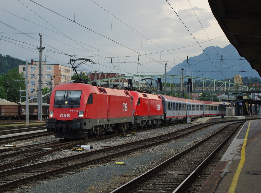Das Taurus Doppel bestehend aus 1016 043-0 und 1116 035-5 ziehen ihren BB IC durch den Bahnhof Salzburg. Aufgenommen am 12.07.2010.