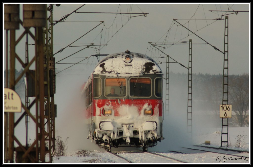 Das Tele-Objektiv wollte auch noch ausgepackt werden. Und so war es dann auch, als die RB von Neumarkt nach Plattling gerade den Bahnhof Obertraubling verlassen hatte. Gru an den Tf! 
(10.12.10, Mangolding) 