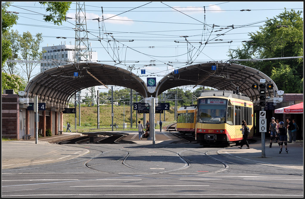 Das Tor zum Albtal - 

Albtalbahnhof nahe dem Karlsruher Hauptbahnhof. Interessant sind die Gleise, nach dem zweigleisigen Gleisdreick kommen spaltet sich die Strecke sofort auf, nach links ins Albtal, nach rechts zur Abstellanlage und hinauf auf den DB-Bahndamm, dort Übergang auf die DB-Strecke in Richtung Rastatt und Wörth. Während heute die Haltestelle im Linienbetrieb befahren wird, wurde sie früher im Richtungsbetrieb betrieben. Das heißt auf der linken Hälfte die Züge in Richtung Innenstadt, rechts die Züge ins Albtal. Die Verbindung zur DB gab da noch nicht. 

26.06.2012 (J)