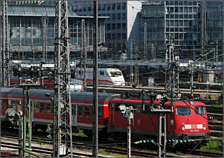 Das totale Chaos - 

Masten- und Leitungsgewirr des Münchener Hauptbahnhofs. 

26.6.2010 (J)