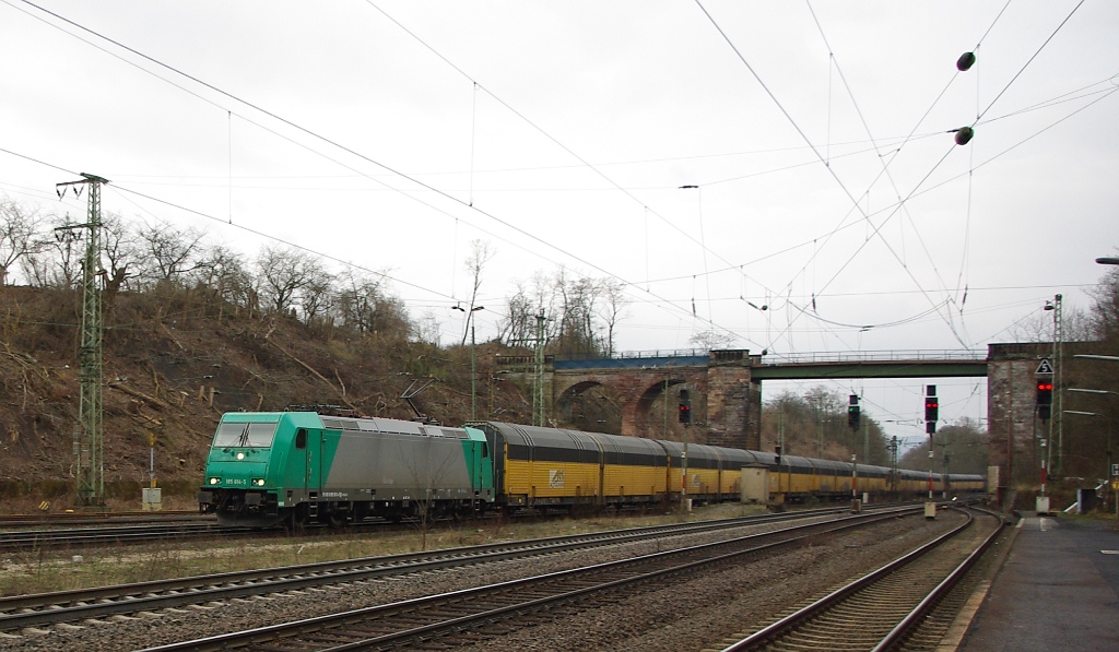 Das von der TX Logistik ausgeliehene  Pfefferminzbonbon  185 614-5 bespannte am 01.04.2011 einen Autotransportzug in Richtung Norden. Hier bei der Durchfahrt durch Eichenberg.