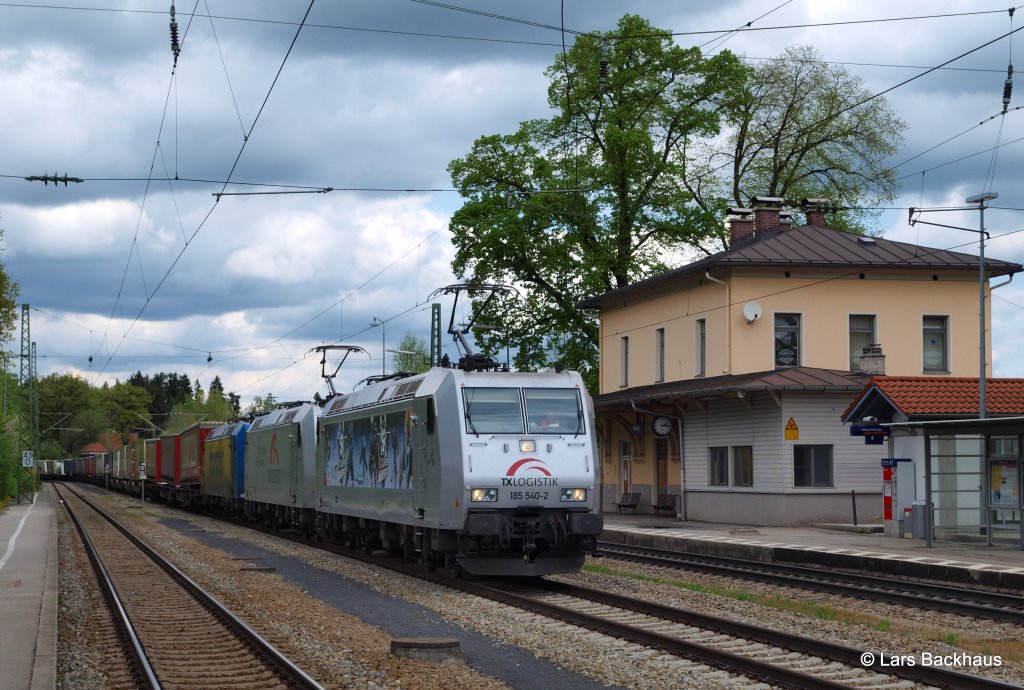 Das TX-Trio, bestehend aus 185 540-2, 185 531-1 und 185 518-8, bespannen am 04.05.13 einen langen KLV von Mnchen Richtung Brenner bei der Durchfahrt durch Aling.