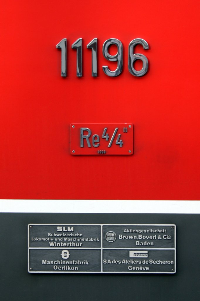 Das Typenschild der Re 4/4 II 11196. Aufgenommen am 01.11.2009 in Zrich HB.