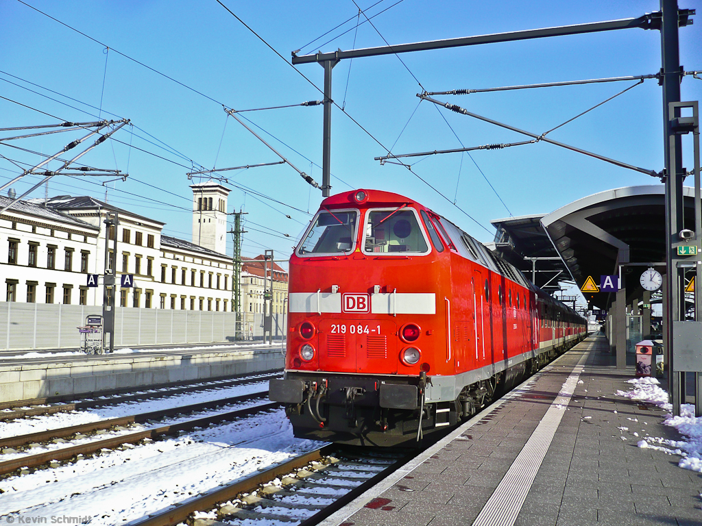 Das U-Boot 219 084-1 schiebt den Sonder-RE 16615 auf Gleis 3a in den Erfurter Hauptbahnhof. (27.11.2010)