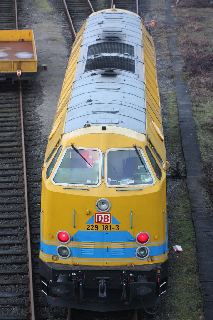 Das U-Boot 229 181 verlsst am 18.12.11 das DBG/Bahnbaugruppen Gelnde in Duisburg-Entenfang.
Gru an den Tf!
