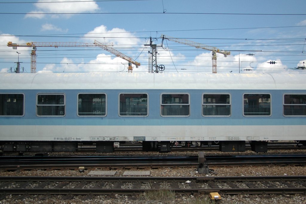 Das berarbeitete `Wei-blauer Wagen vor wei-blauer Kulisse´. Es wurde so beschnitten, das der Wagen den Eindruck hat er wrde schweben...