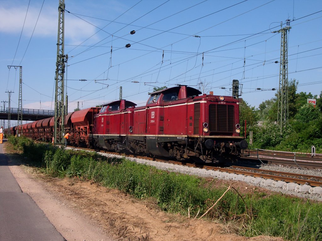 Das berholgleis in Mllheim wurde am Wochenende des 20/21/22.05 komplett neu gemacht. Neue Schienen, neue Schwellen......
Hier ist als Krnung des Ganzen der Schotterzug mit der 
211 051 und 212 325 beim Beschottern zu sehen.