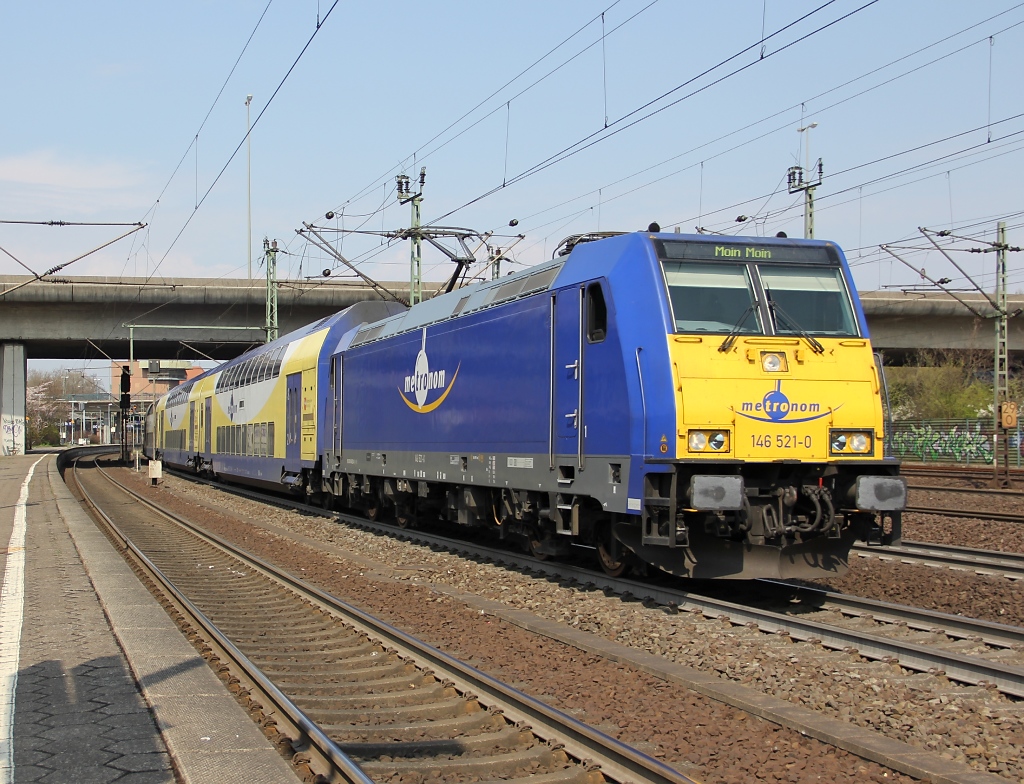 Das Unikum bei der Metronom: 146 521-0 bei der Ausfahrt aus Hamburg-Harburg in Richtung Bremen. Aufgenommen am 12.04.2012.