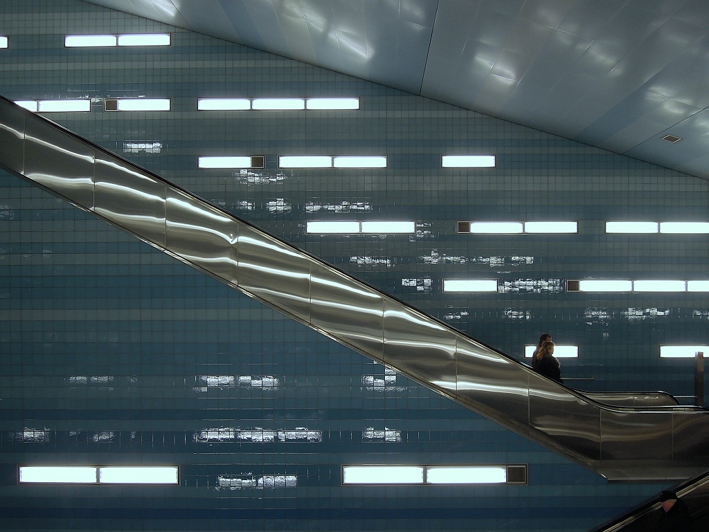 Das  Unterwassergef�hl  der Station  �berseequartier  an der neuen Hamburger U-Bahnlinie U4 wird nicht nur durch die Architektur erzeugt - aus Lautsprechern erklingt zudem Meeresrauschen. 1.12.2012