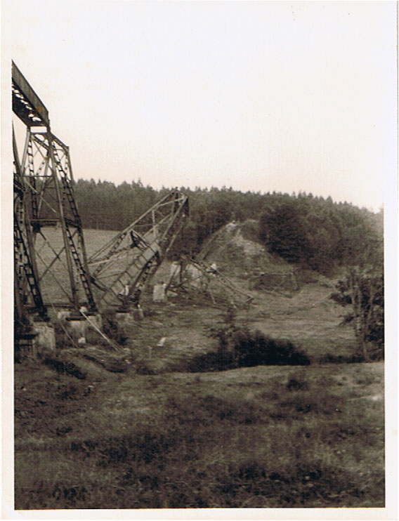 Das Vernichten der G�ckeritztalbr�cke an der 1947 als Reparationsleistung abgebauten Strecke Zw�nitz- Scheibenberg (Z-S) hat begonnen. Die Ger�stpfeiler wurden mittels Planierraupe umgezogen. Als einst f�nftgr��te Stahlbr�cke Sachsens, hatte sie am Ende nur noch Schrottwert. Gr�nhain 1977.