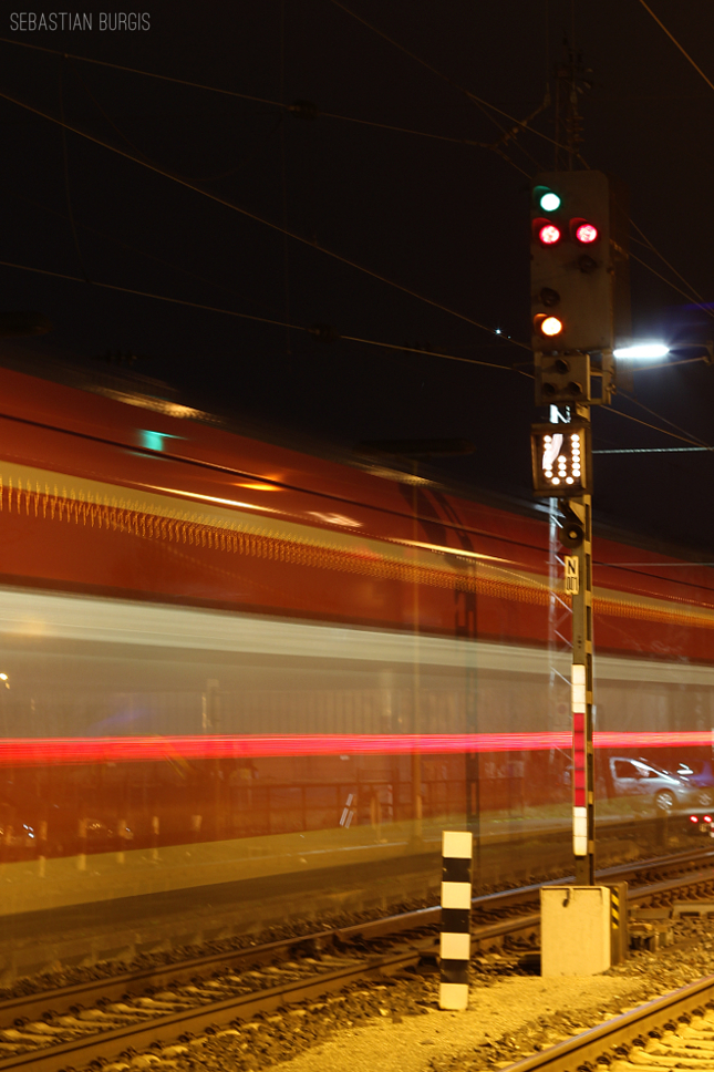 Das  Verrckte Signal  in Bamberg mit einer ausfahrenden Regionalbahn nach Wrzburg (02.01.2013)
