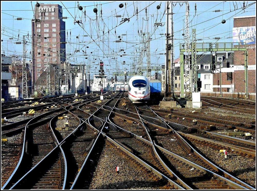 Das Vorfeld des Klner Hauptbahnhofs mit einem ausfahrenden ICE 3 fotografiert am 20.11.2010. (Hans)
