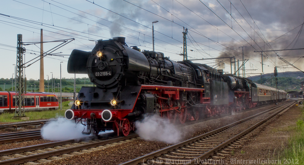 Das war ein Tag ;-) !!!!
Wieder mal in Saalfeld zwei Dampfloks der Baureihe 03.
Ausfahrt vom Feengrottenexpress am 19.05.2012 um 19.56
Bespannung 032155 + 031010