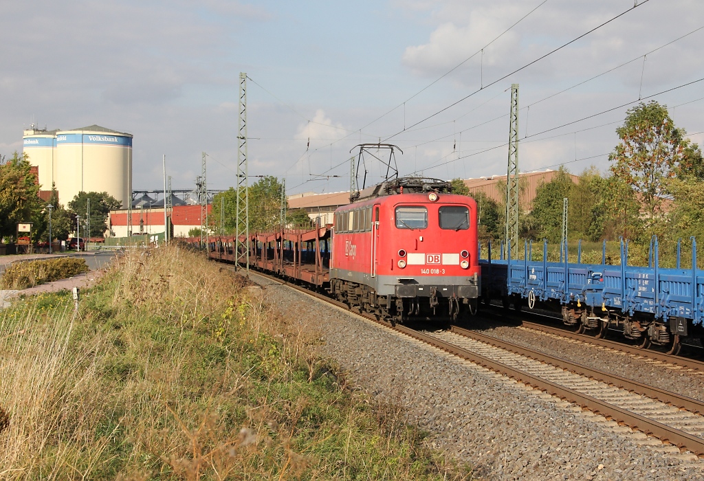 Das war knapp....!;-) Kaum war die 185 vorbei kam 140 018-3 mit leeren Autotranportwagen aus Richtung G�ttingen angeschossen!
Aufgenommen am Ortsrand von Obernjesa am 23.09.2011 
