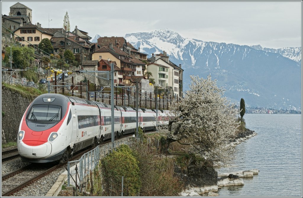 Das war knapp, auf des Pinocchios Nase konzentriert, htte ich fast die Spitze des Dachs der Kirche von St-Saphorin abgeschnitten...
SBB ETR 610 von Milano nach Genve am 9. April 2012