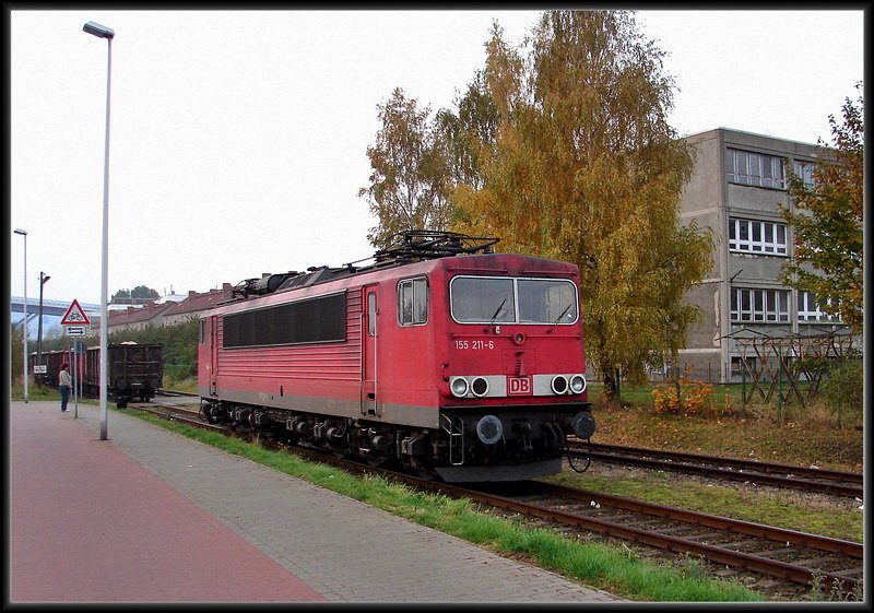 Das war mal was neues. 155 211-6 abgestellt auf dem Anschlugleis zum Nordhafen in Stralsund. am 17.10.07
