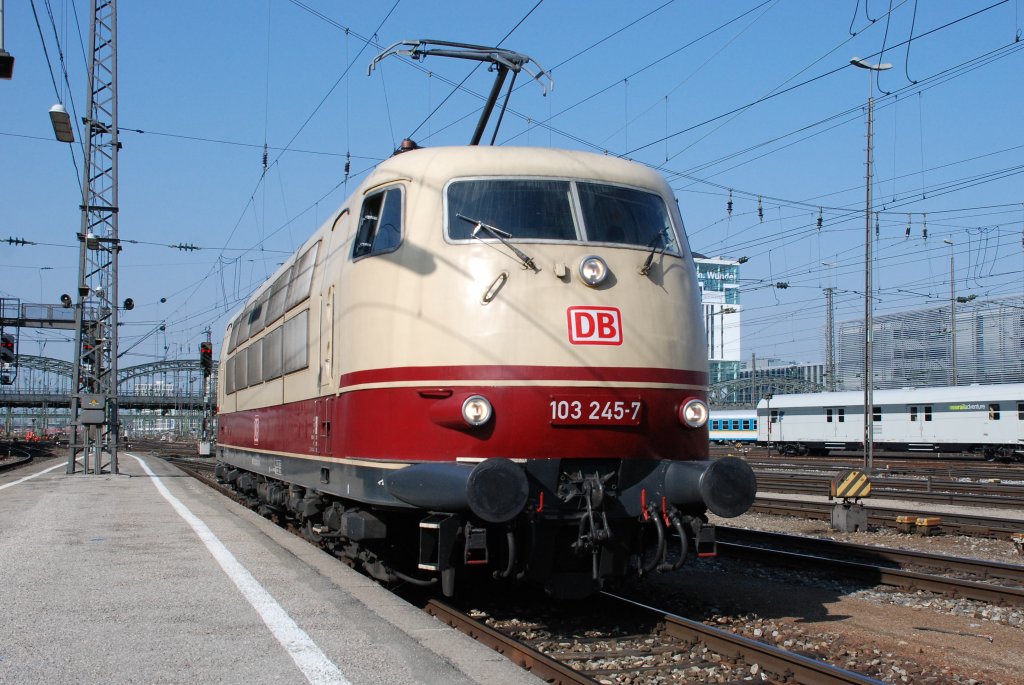 Das war der mit grossem Abstand der beste Fang an diesem Fototag!  Die 103 245-7 rangierte im Mnchner Hauptbahnhof herum. An diesem Tag sollte ich eigendlich Loto spielen, den sie rangierte mir genau vor die Nase.  Bild vom 8.03.2011