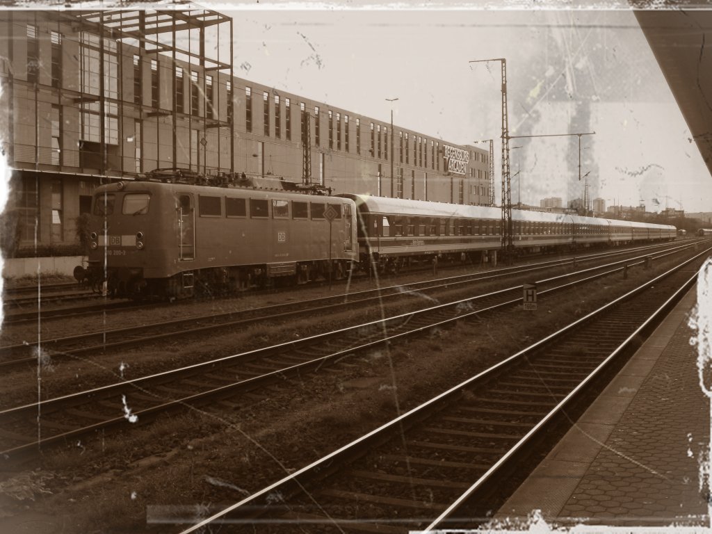 Das warn noch Zeiten... Hier eine  Gelterte  Versino von der 110 200 die damals, am 25.09.2009 in Regensburg mit einem Sonderzug abgestellt war. 