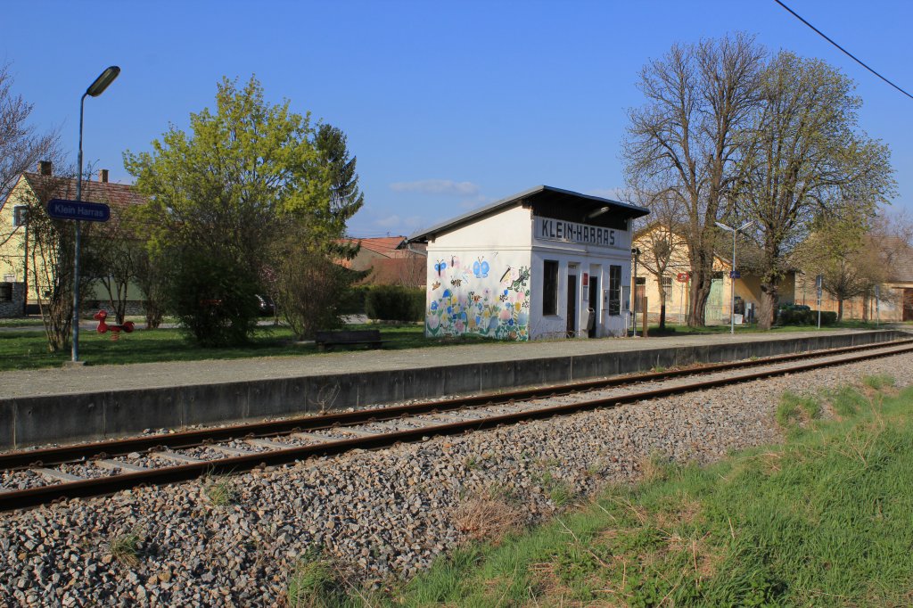 Das Wartehuschen von Klein Harras an der Stammersdorferbahn, liegt an der Teilstrecke Bad Pirawarth - Sulz / Nexing. Der Personenverkehr auf dieser Strecke wurde im Dezember 2010 eingestellt, April 2011