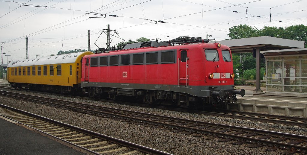 Das warten hat sich gelohnt. 110 210-2 kam aus G�ttingen und fuhr gleich durch Eichenberg weiter nach Hedem�nden! Aufgenommen am 04.08.2010