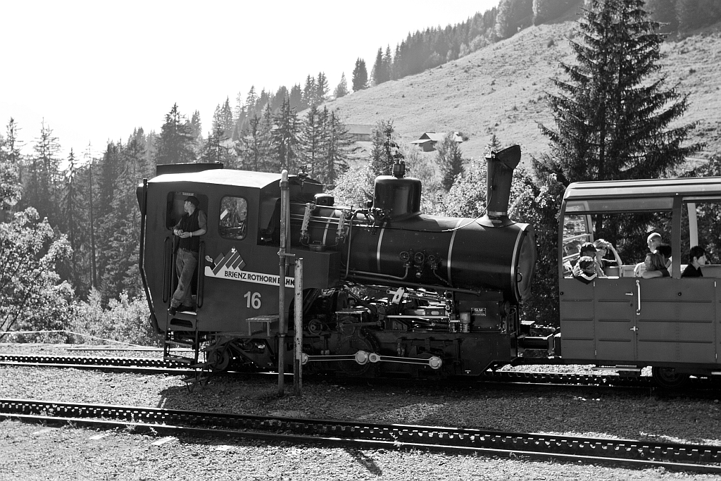 Das Wasser ist aufgefllt nun kann es gleich weitergehen. Die Heizl befeuerte BRB 16 (Brienzer Rothorn Bahn) am 01.10.2011 an der Station Planalp  (1346 m . M).