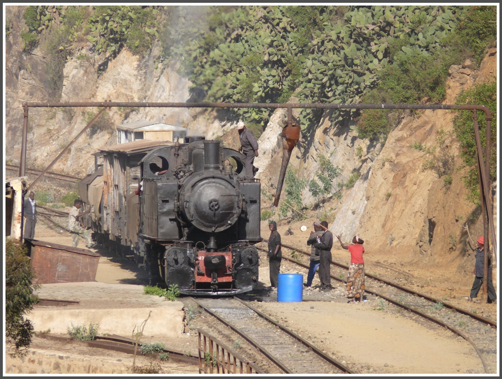 Das Wasserfassen ist beendet. Die lange Holzstange, die normalerweise zum Pflcken der Kaktusfrchte verwendet wird, kann auch den Einfllstutzen wieder in seine Position bringen. (01.02.2012)