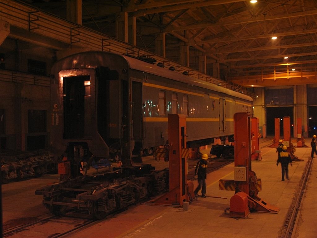 Das wechseln von die Drehgestelle (von die Russische Spurweite 1524 nach 1428 mm) von die Wagens in Erliang am 20-9-2009.