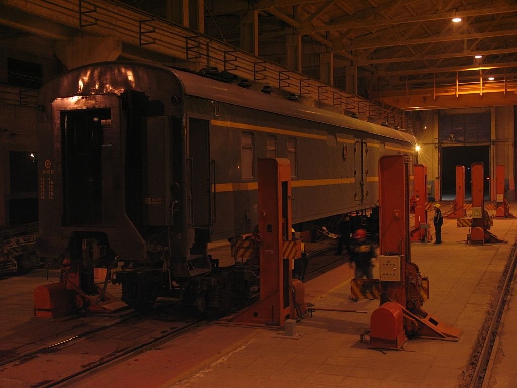 Das wechseln von die Drehgestelle (von die Russische Spurweite 1524 nach 1428 mm) von die Wagens in Erliang am 20-9-2009.