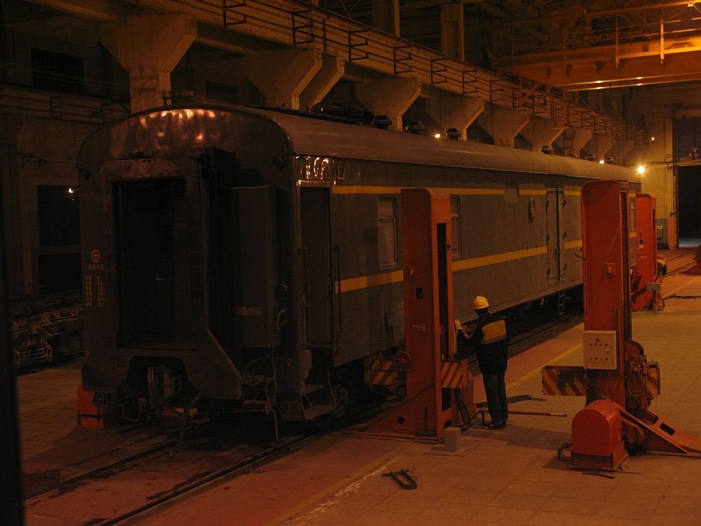 Das wechseln von die Drehgestelle (von die Russische Spurweite 1524 nach 1428 mm) von die Wagens in Erliang am 20-9-2009.
