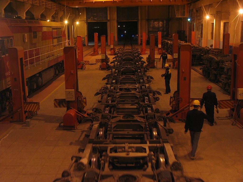 Das wechseln von die Drehgestelle (von die Russische Spurweite 1524 nach 1428 mm) von die Wagens in Erliang am 20-9-2009.