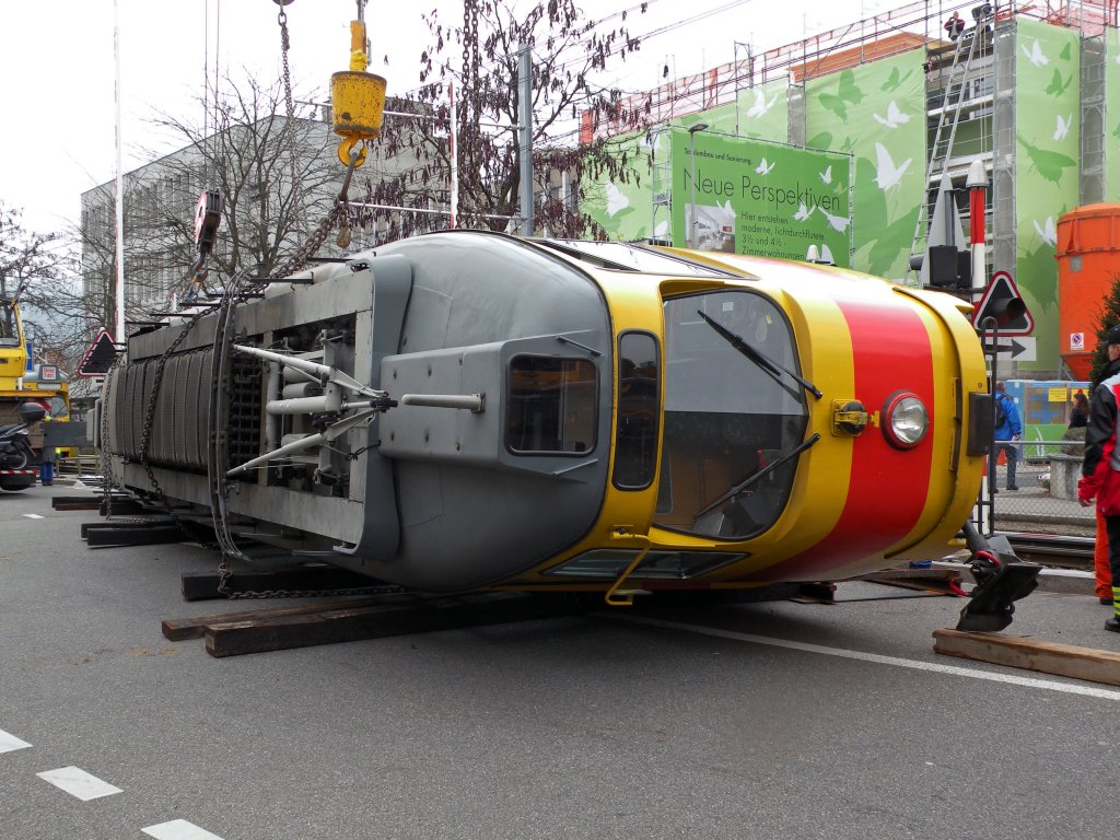 Das Werk ist vollbracht. Der Dwag 136 liegt auf der Strasse. Nun fehlt eigentlich nur noch der Lastwagen, der laut dem bungszenario, diesen Unfall ausgelsst hat. Wenn alles vorbereitet ist kann die grosse Rettungsbung pnktlich im grssten Feierabendverkehr beginnen. Die Aufnahme stammt vom 10.11.2011.