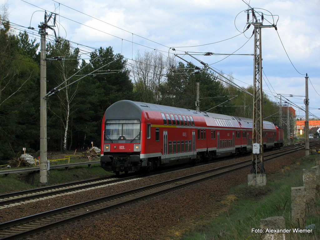 Das Wetter ist ja so apriltypisch (22.04.), denn wie die Regenschauer, die Wolken und die Sonne abwechselnd ber das Land streichen, dass ist schon unberechenbar. 
Angekommen am Gleis kam die RB 14 nach Senftenberg mit 10 Minuten Versptung, aber gerad in dem Moment war die Wolke leider kurz hinter dicken Wolkenbergen verschwunden (im Hintergrund noch sichtbar).
