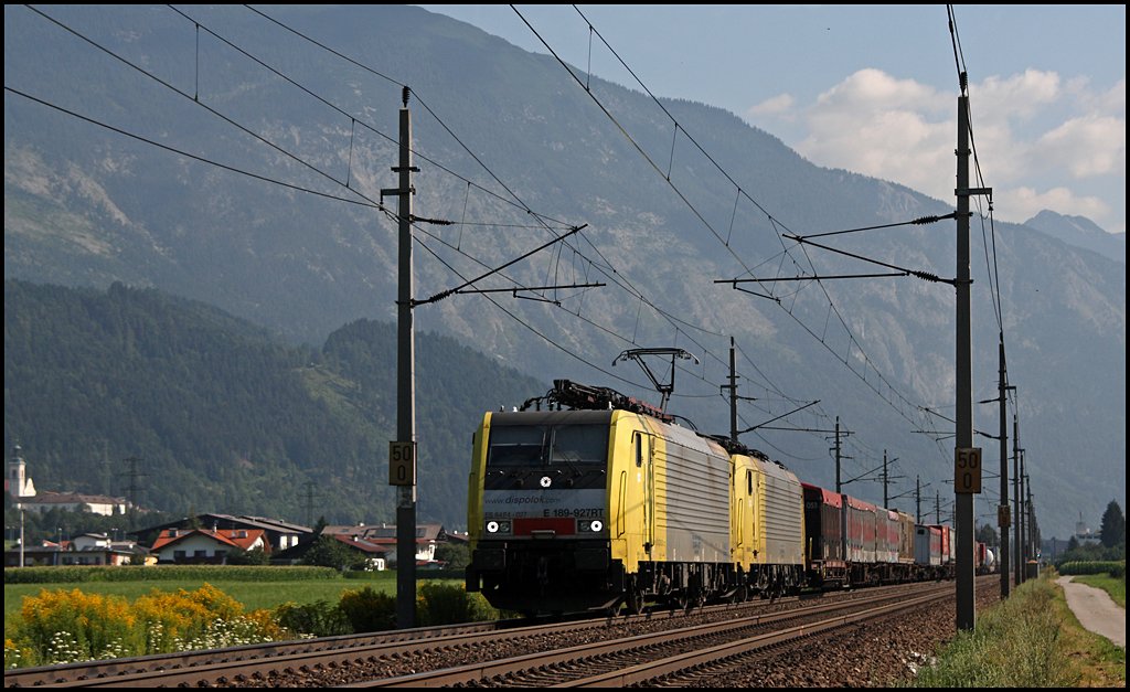 Das Wetter war am 07.08.2009 auch wunderbar…also ab nach Schwaz: E189 927RT schleppt eine ubekannte E189er und einen Kombizug durch das Inntal zum Brenner.

