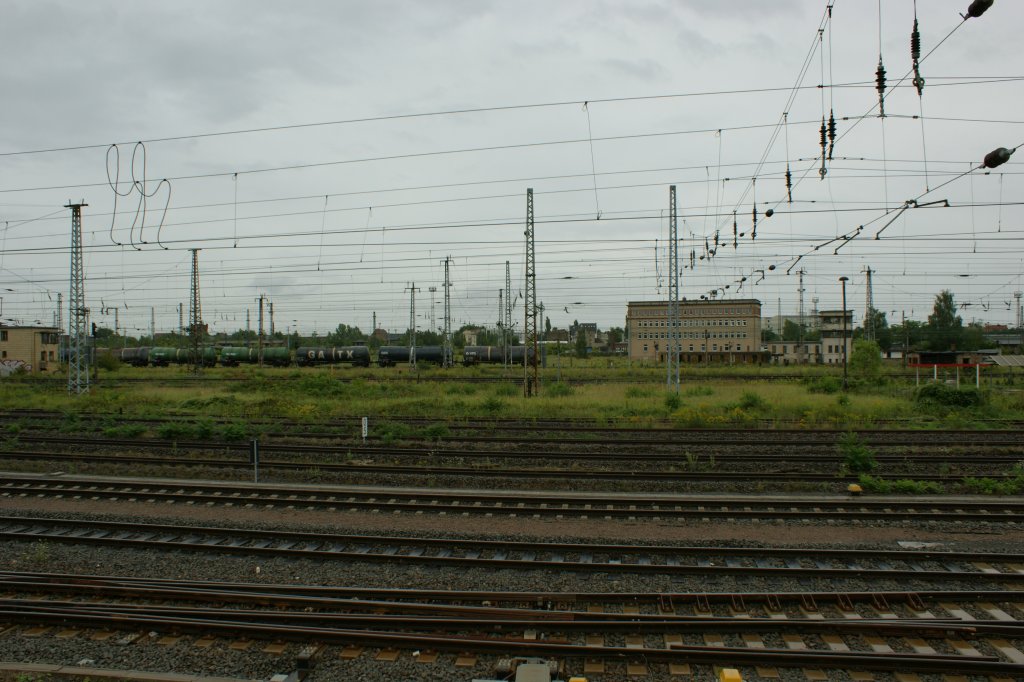 Das Wetter war am 07.08.2011 etwas verregnet. Ein Blick ber das Gleisvorfeld in Halle an der Saale.