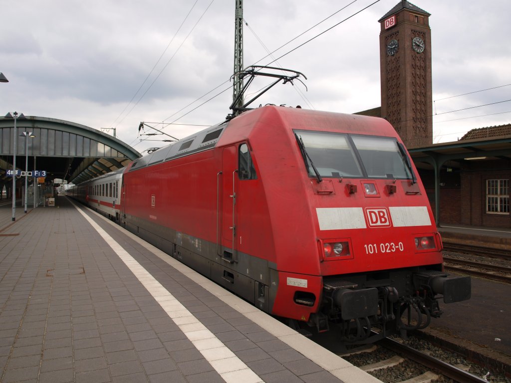 Das Wetter wollte nicht so richtig mitspielen, als sich 101 023 am 13.03.11 in Oldenburg(Oldb) Hbf zur Abfahrt mit IC 2383 fertig macht: Der Stromabnehmer ist bereits gewechselt, der  Ihr Reiseplan  ausgetauscht. Am Zugschluss prsentiert sie sich hier vor dem formschnen Bahnhofsturm von 1915, bevor es dann in wenigen Minuten auf nach Hannover geht.