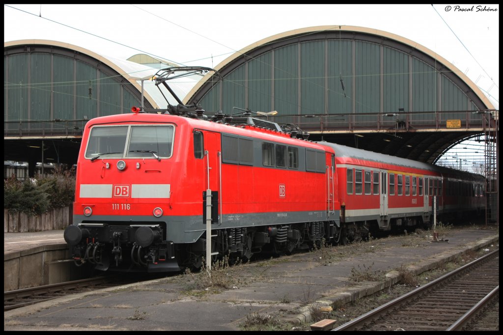 Das ist wirklich ein sehr merkwrdig gewordenes Bild.
Das Rot der Lok ist total intensiv eingefangen, das Rot der Wagen allerdings nicht.
111 116 mit Silberlingen im Mnchengladbacher Hauptbahnhof.
21.02.10 13:17