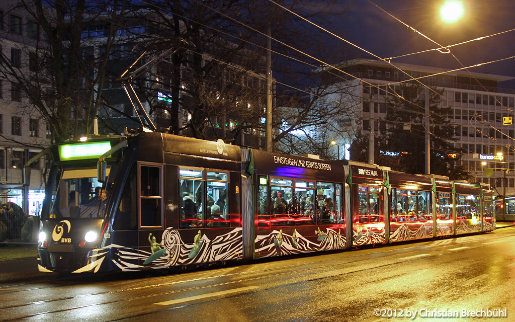 Das WLAN Free Surf Tram der BVB 303 Be6/8 Combino macht sich in seinem Schwarzen Kleid auch in der Nacht sehr gut. Am Aeschenplatz zu Basel 15. Dezember 2012 von Christian Brechbhl.