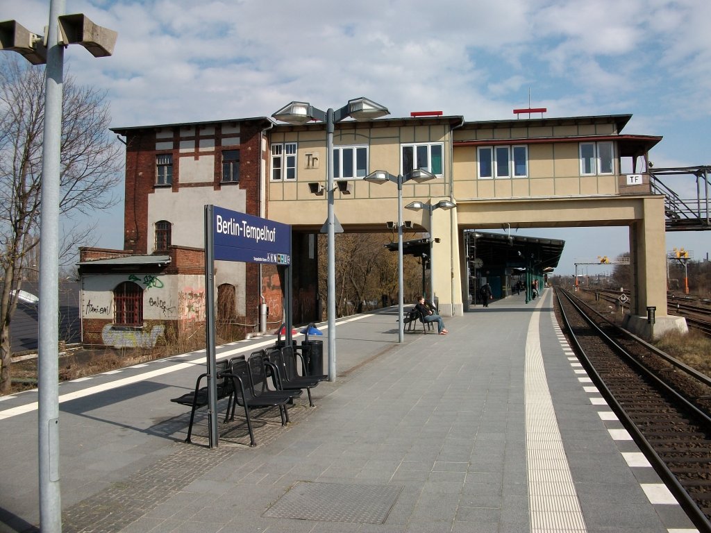 Das wohl bekannte Brckenstellwerk Tr in Berlin Tempelhof. 
