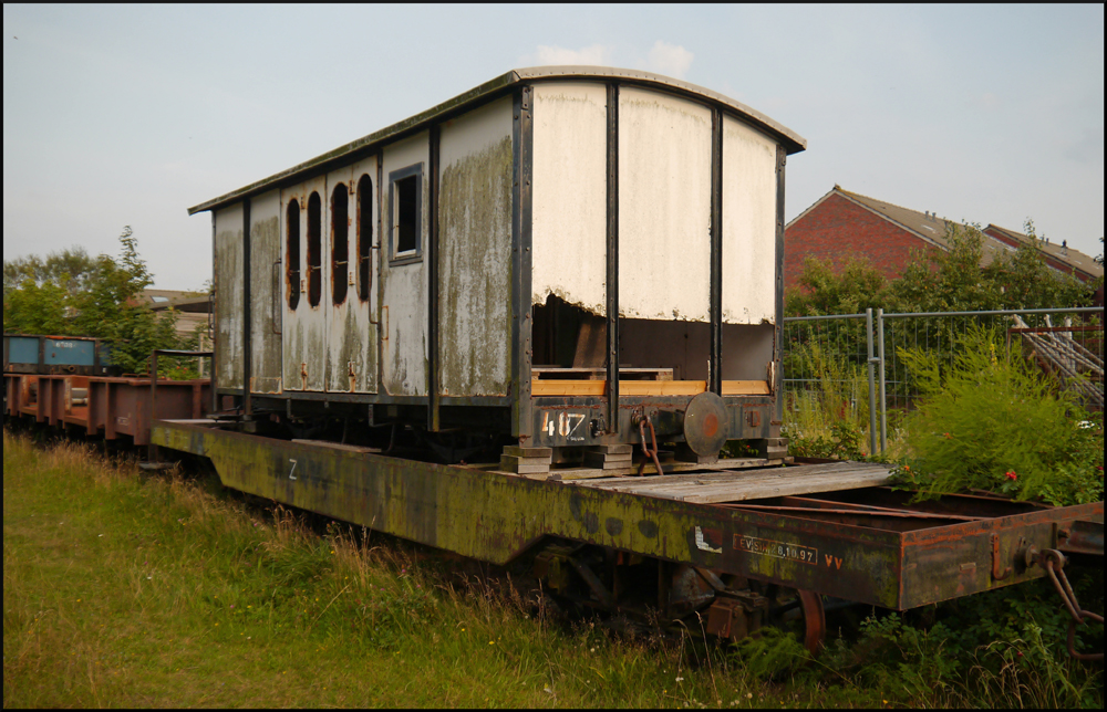 Das wohl interessanteste Fahrzeug der Wangerooger Inselbahn ist neben der Denkmaldampflok 99 211, wohl dieser ehemalige Gepckwagen, dessen Rahmen schon 1890 (!) gebaut wurde und Jahrzehnte spter zu einem Gepckwagen umgebaut wurde. An der Seite war noch ein Aufkleber des Deutschen Eisenbahn-Vereins e.V. Bruchhausen-Vilsen zu entziffern. Schade dass der Zustand dieses Wagens schon sehr schlecht ist, eigentlich gehrt der dringend in ein vom Wetter geschtztes Museum. Der Wagen hat keine Achsen mehr und ist auf einem anderen Gterwagen abgestellt. (29.08.2012)