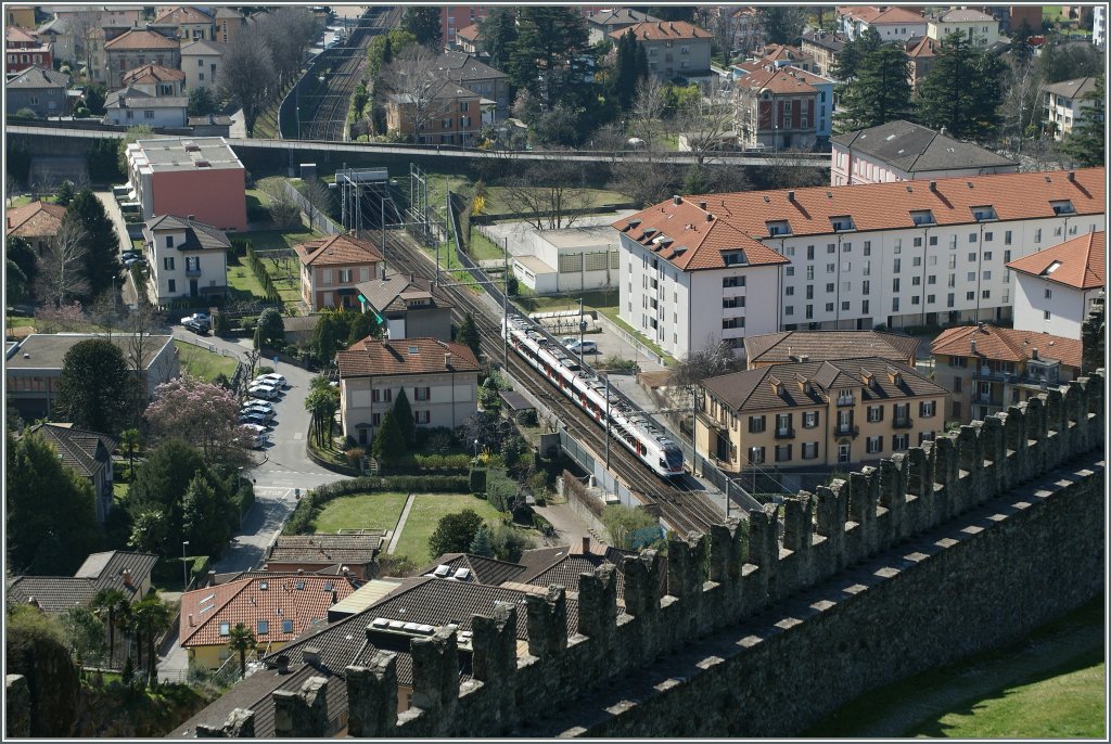 Das zackige Licht/Schattenspiel der Burgmauer von Montebello in Bellinzona lsst den TILO Flirt erst auf den zweiten Blick entdecken.
21. Mrz 2011