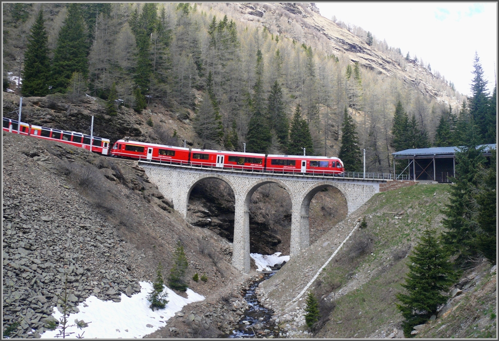 Das Ziel meiner heutigen Tour, die Brcke im Val da Pila oberhalb von Cavaglia.  Trotz zum Teil knietiefem Schnee im Tobel und einer stndigen  Fotowolke , hat sich der Ausflug gelohnt. Die Allegra Triebzge sind im Einsatz und hier kommt soeben BerninaExpress 961 ber die renovierte Brcke des Val da Pila herunter. (20.05.2010)