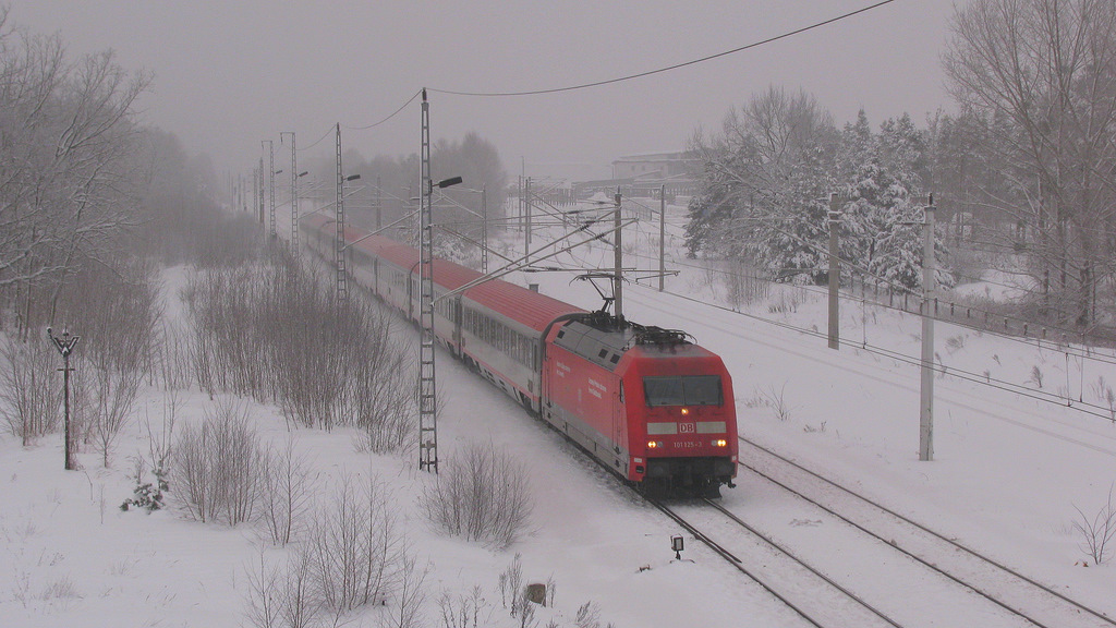 Das der Zugverkehr am 29.12. gut rollte, merkten wir schon beim ersten Halt in Baruth. Vier Zge an der Brcke innerhalb von 30 Minuten waren schon ein guter Anfang. Hier zu sehen 101 125-3 mit dem EC 173 von Hamburg Altona nach Villach.