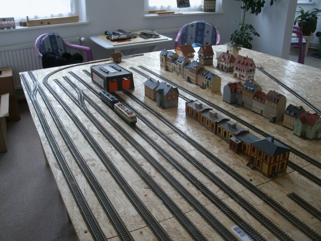 Das zuknftige Bw auf meiner neuen H0-Anlage wird Heimat fr E-und Diesellok`s werden.Auch die Gleise fr einen Abstellbahnhof,mit zwei Gleisen,liegen schon(am vorderen Anlagenrand zusehen).Aufgenommen am 16.Juni 2013.