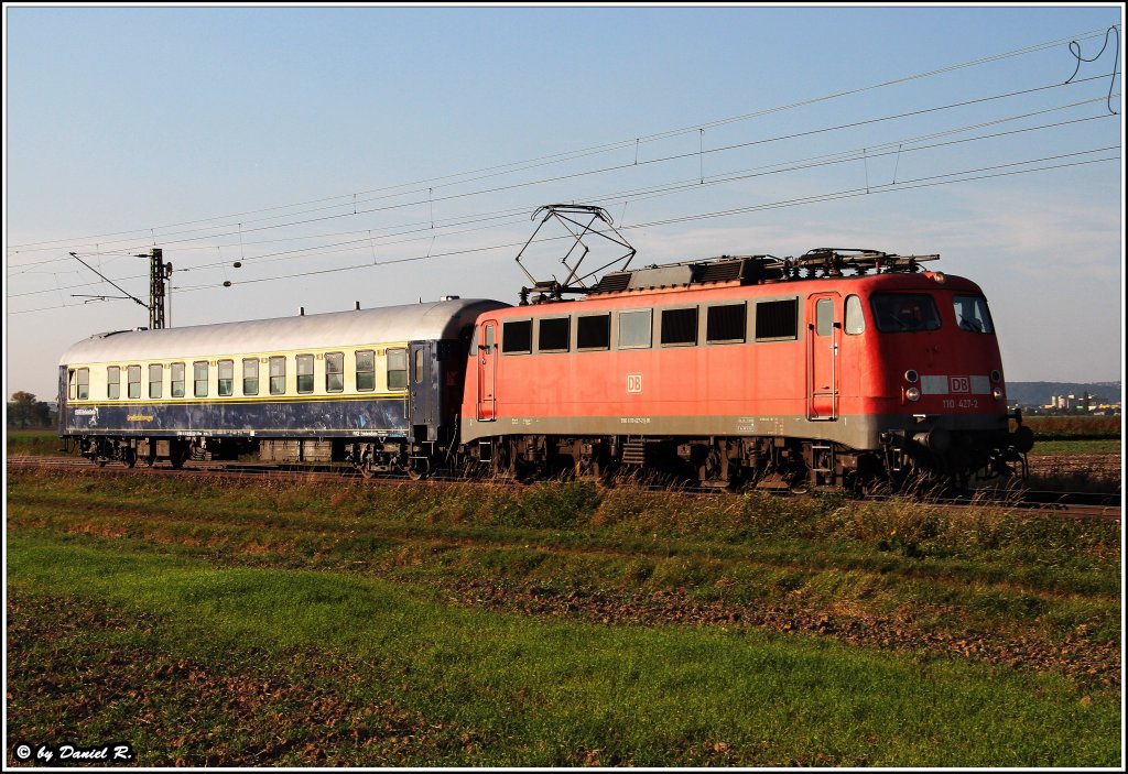 Das zweite Highlight kam als 110 427 mit einer berfhrun eines BB Gesselschaftswagen von Nrnberg nach Passau. Die E10 fuhr am selben Tag in der Dunkelheit zurck nach Nrnberg (04.10.2011, Mangolding)