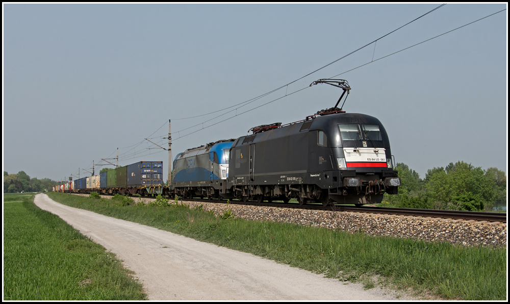 Das zweite Mal an diesem Tag lsst sich ES64U2 061 nach Unter Waltersdorf fotografieren. Im Schlepp hat sie nicht nur 1216 921 sondern auch den STEC 41143 von Passau bis Ebenfurth. Von dort an bernimmt die GySEV/ROeEE den Zug fr LTE.